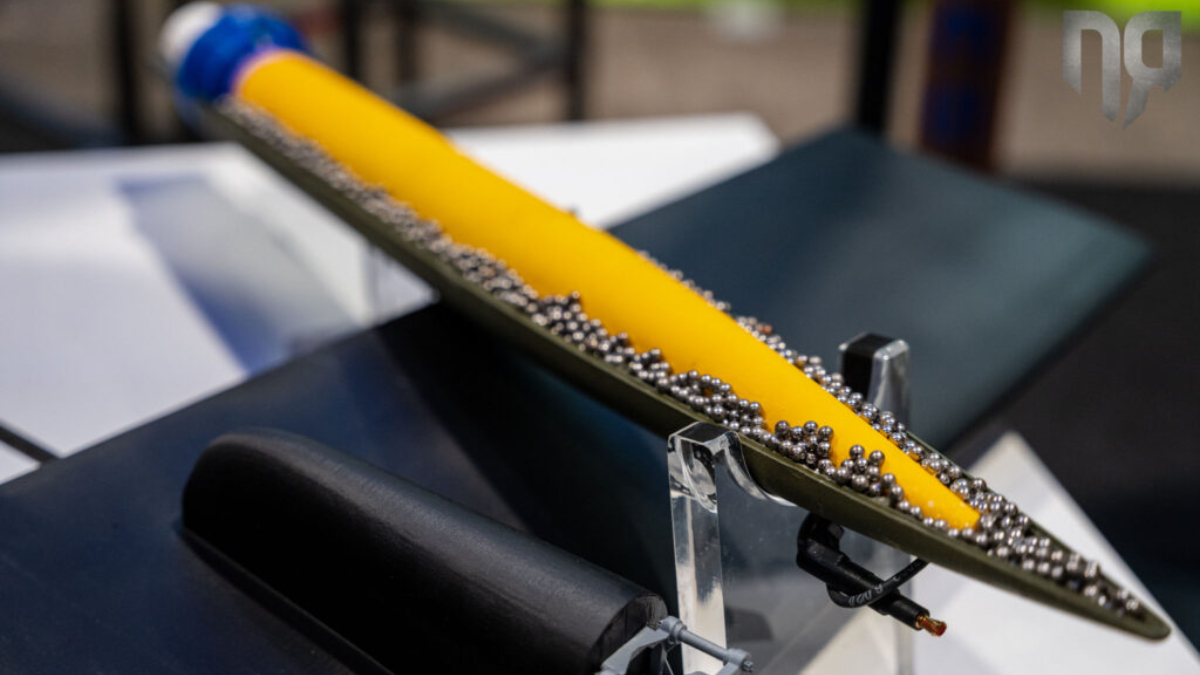 Varios drones sobrevuelan la fábrica que los está arrasando en Ucrania