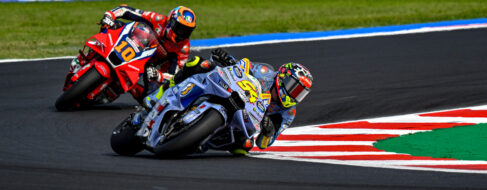 Bezzecchi niega a Aldeguer la victoria en la 'sprint' y Márquez acaba séptimo tras la sanción
