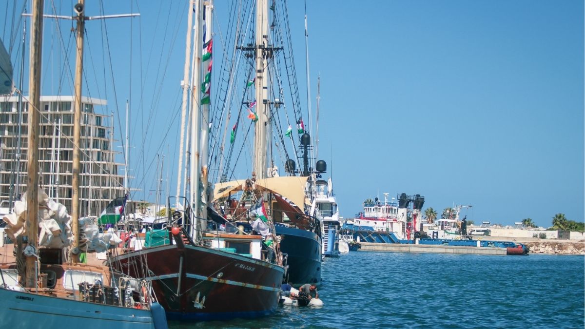 Una de las embarcaciones de la Global Sumud Flotilla interceptada por Israel llega a Chipre