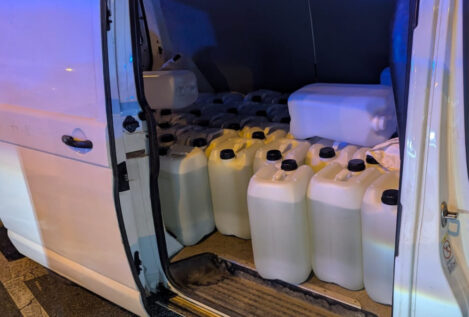 Dos detenidos en Almería con 1.400 litros de gasolina tras intentar atropellar a varios agentes