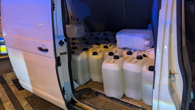 Dos detenidos en Almería con 1.400 litros de gasolina tras intentar atropellar a varios agentes