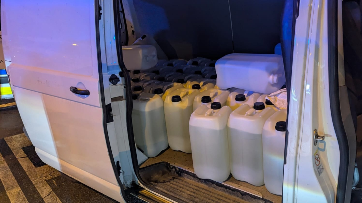 Dos detenidos en Almería con 1.400 litros de gasolina tras intentar atropellar a varios agentes