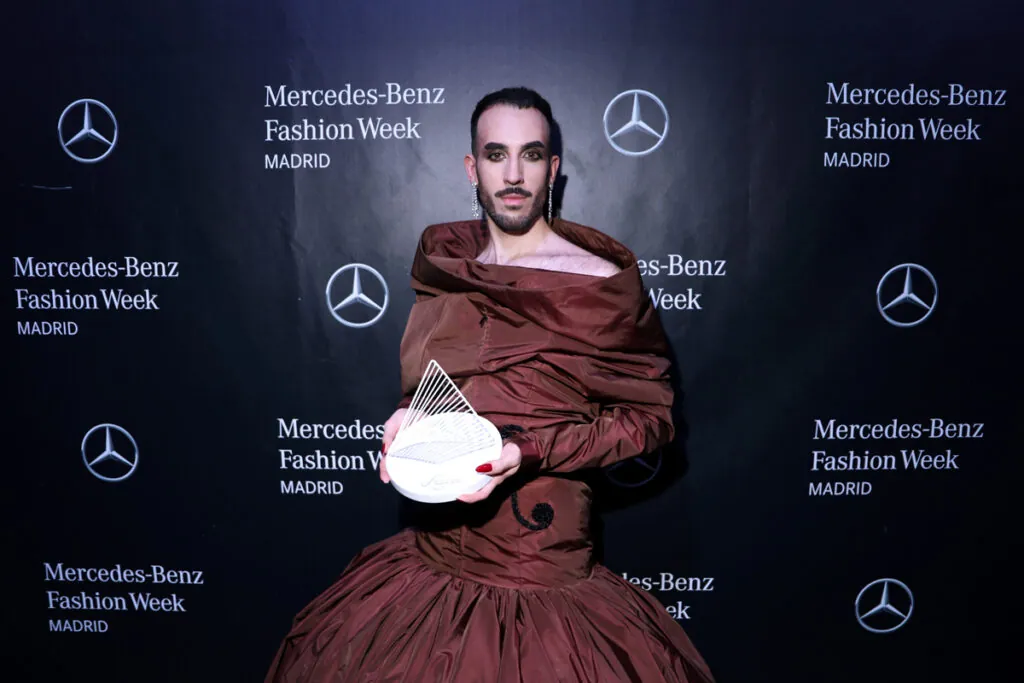 El diseñador Guillermo Décimo con el premio Mercedes Benz Fashion Talent