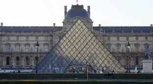 Roban joyas napoleónicas en el Museo del Louvre de París