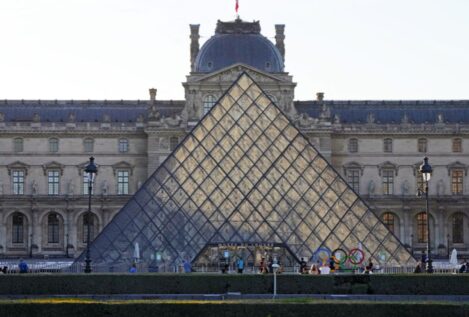 Roban joyas napoleónicas en el Museo del Louvre de París