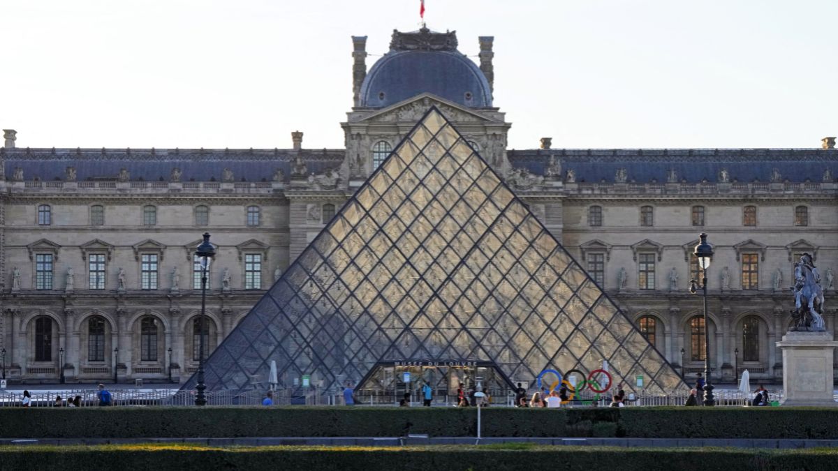 Roban joyas napoleónicas en el Museo del Louvre de París