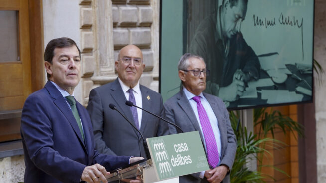 Mañueco afirma que la Casa Delibes salda «una deuda de gratitud con el autor y su familia»