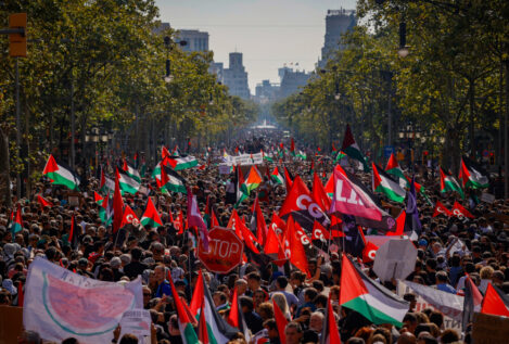 Miles de personas se manifiestan en apoyo a Palestina y a la flotilla en el centro de Barcelona