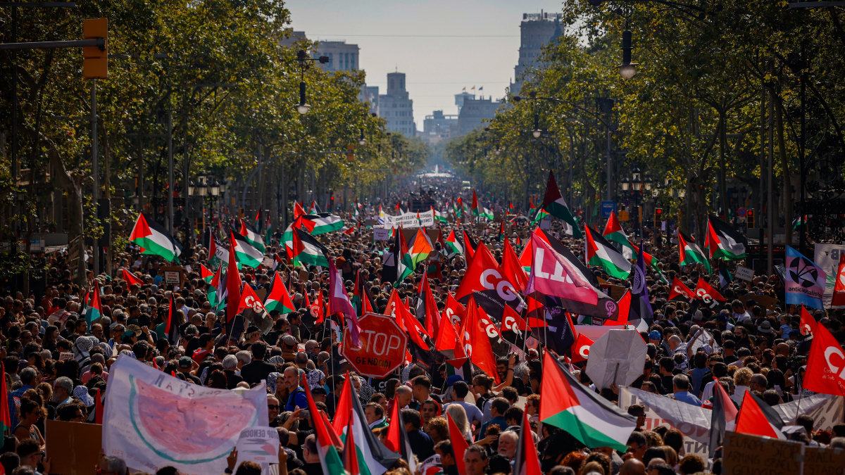 Miles de personas se manifiestan en apoyo a Palestina y a la flotilla en el centro de Barcelona