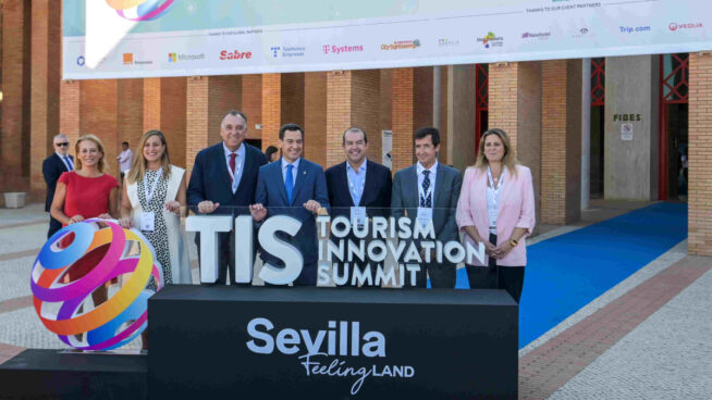 Juanma Moreno clausura TIS2025 y destaca el éxito de su sexta edición