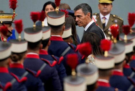 Miles de personas arropan a las Fuerzas Armadas en el desfile entre pitos a Sánchez