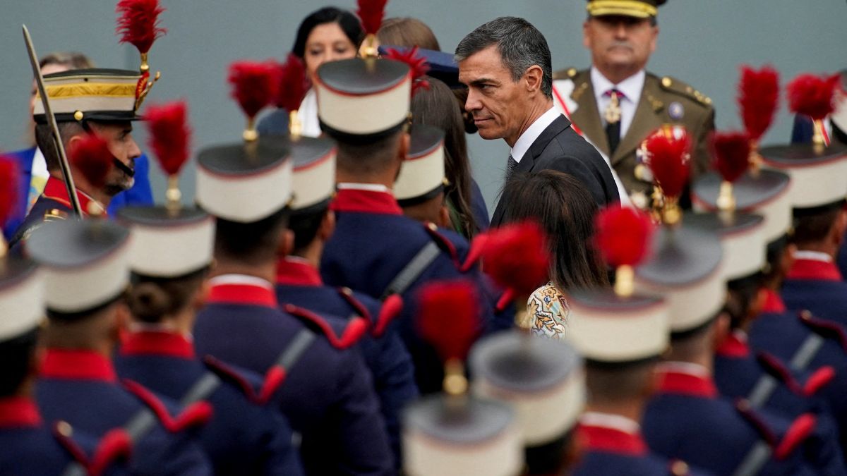 Miles de personas arropan a las Fuerzas Armadas en el desfile entre pitos a Sánchez