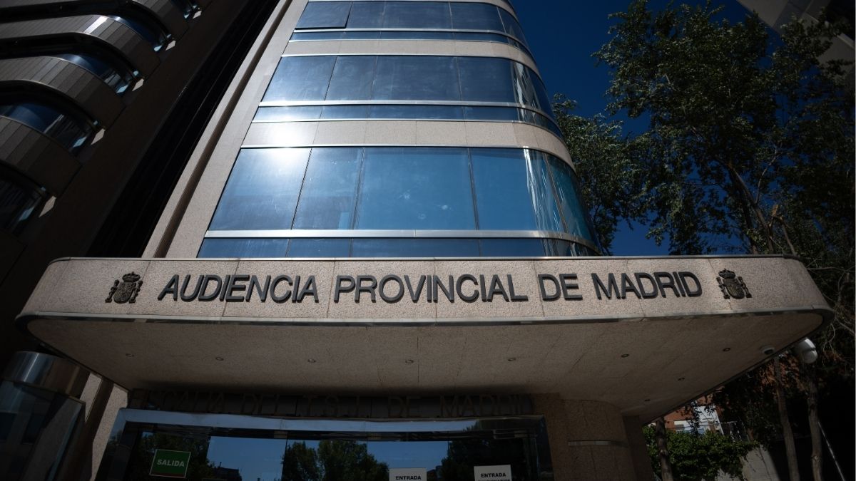 El juez mantiene en libertad al policía que mató por asfixia a un magrebí en Torrejón
