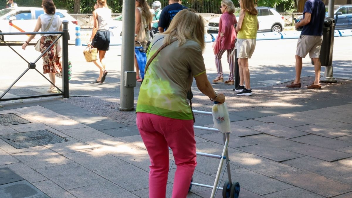 La lista de espera de la dependencia baja un 9,8% y sube a 349 días el tiempo de tramitación
