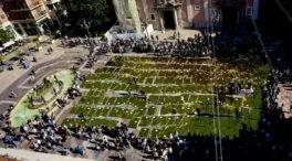 Tapizan con 229 mantas frente a la Generalitat en memoria de las víctimas de la dana