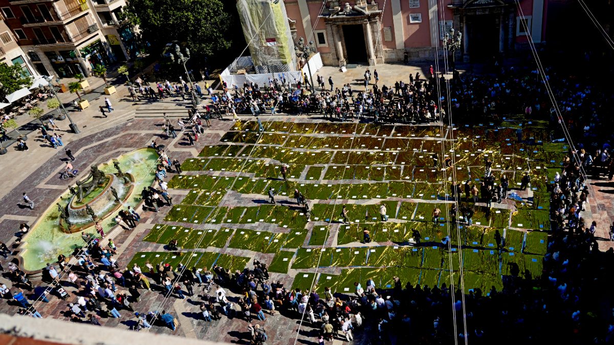Tapizan con 229 mantas frente a la Generalitat en memoria de las víctimas de la dana