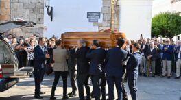 Multitudinaria despedida a Fernández Vara en un funeral inundado de aplausos y emoción