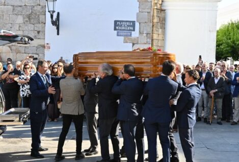 Multitudinaria despedida a Fernández Vara en un funeral inundado de aplausos y emoción