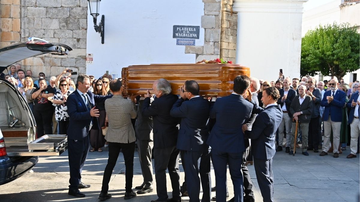 Multitudinaria despedida a Fernández Vara en un funeral inundado de aplausos y emoción