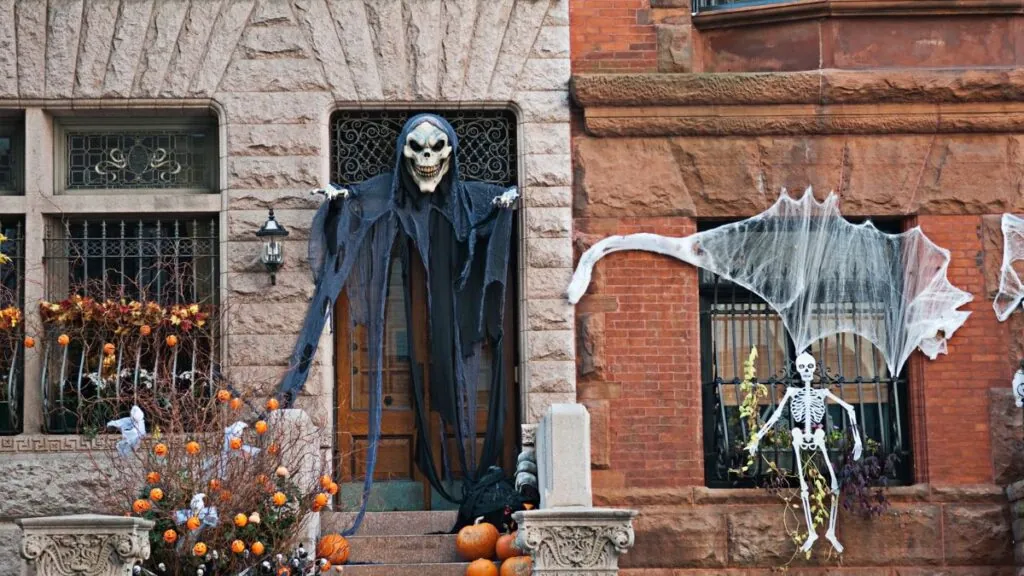 La puerta de una casa con decoración de Halloween. Canva