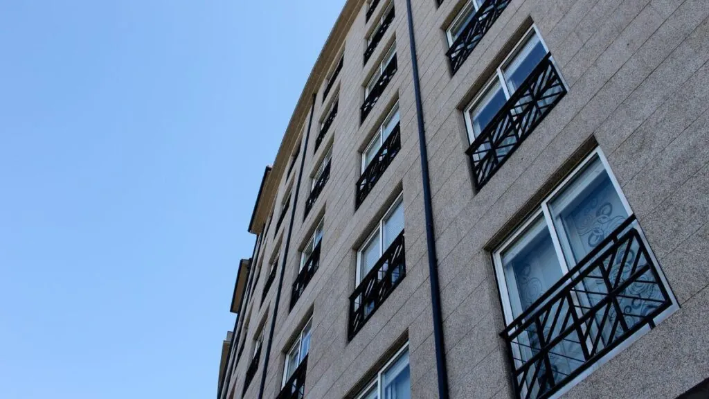 Fachada de pisos. Canva