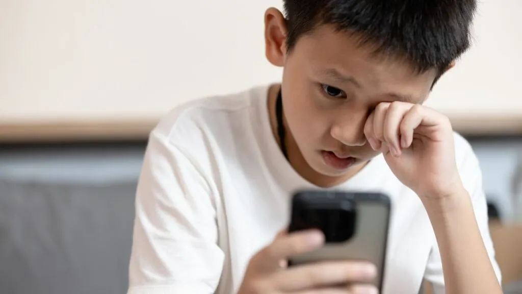 Un niño con un móvil. Canva