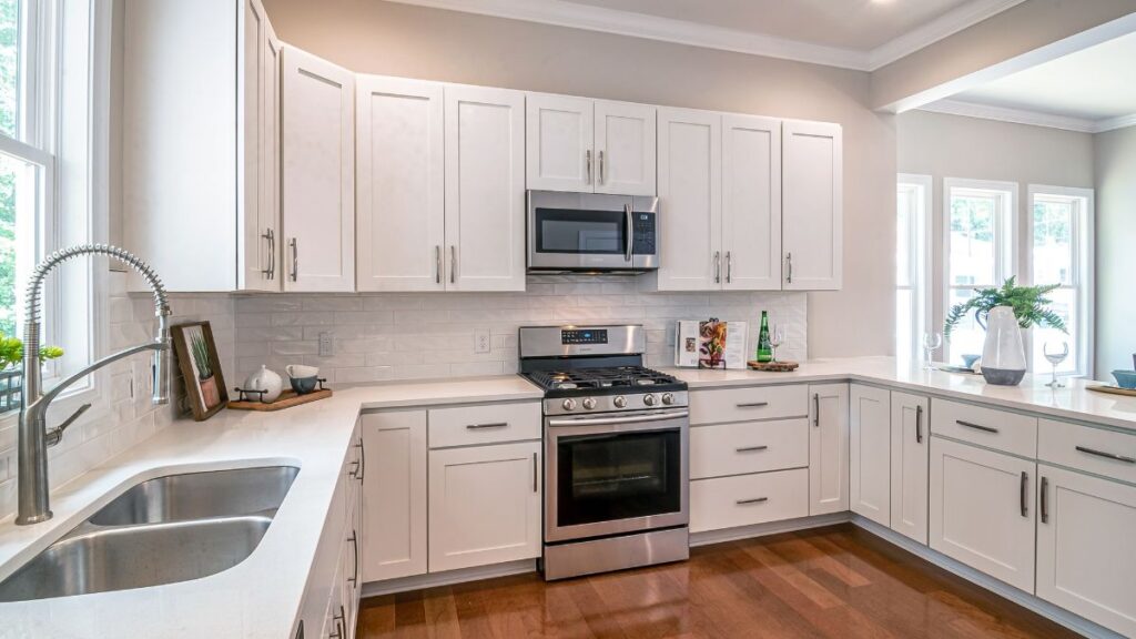 Una cocina blanca. Canva