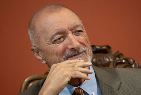 Pérez Reverte advierte al Congreso: «Me va a regular el uso de las palabras su puta madre»