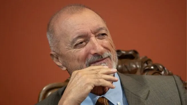 Pérez Reverte advierte al Congreso: «Me va a regular el uso de las palabras su puta madre»