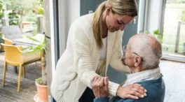 Entre hijos y padres: la «generación sándwich» que sostiene los cuidados en España