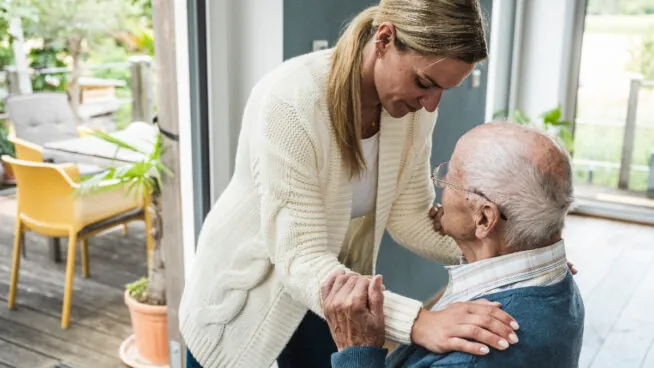 Entre hijos y padres: la «generación sándwich» que sostiene los cuidados en España