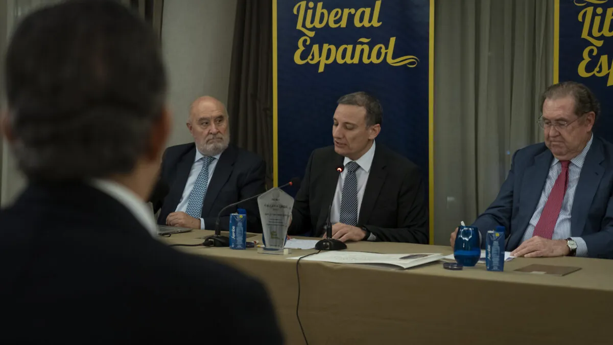 Álvaro Nieto recibe el premio del Club Liberal Español por su compromiso con la verdad
