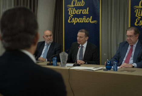 Álvaro Nieto recibe el premio del Club Liberal Español por su compromiso con la verdad