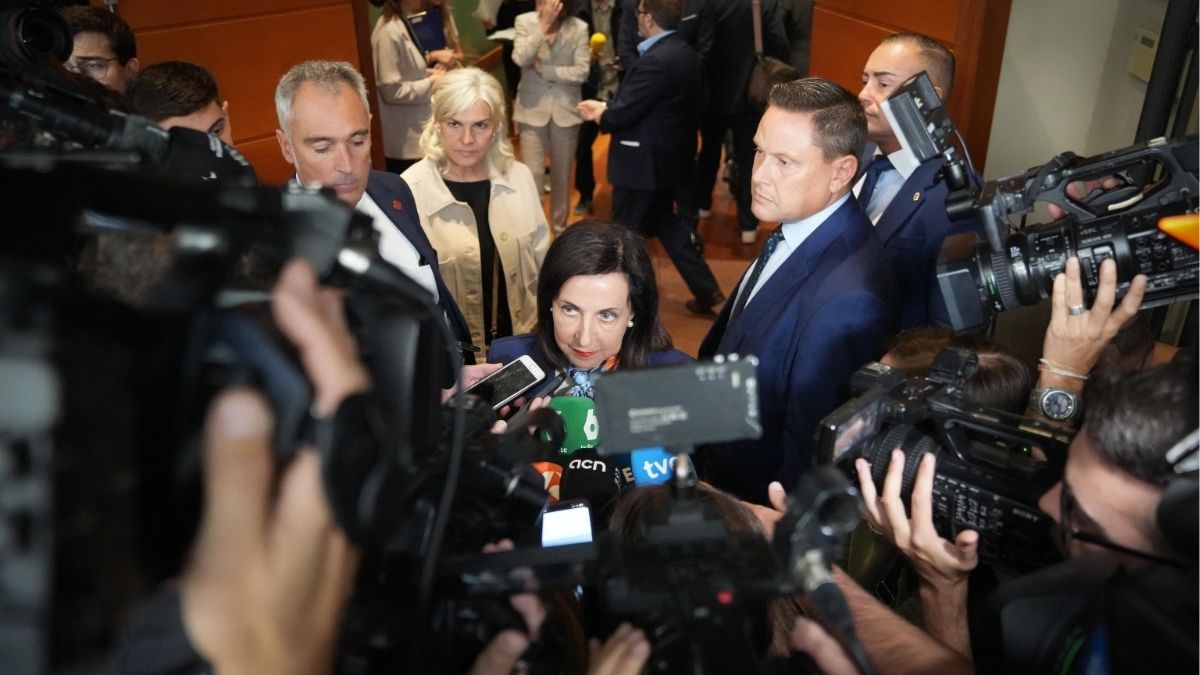 Robles pide a los miembros de la flotilla valorar el riesgo de entrar en la zona de exclusión