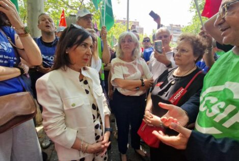 Robles premia con un aguinaldo de 2.400 euros por cabeza al personal civil de Defensa