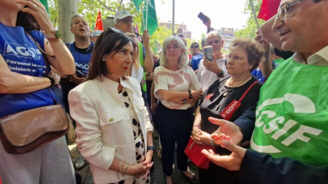 Robles premia con un aguinaldo de 2.400 euros por cabeza al personal civil de Defensa