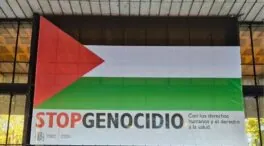 El Ministerio de Sanidad despliega una bandera palestina con el lema 'Stop genocidio'