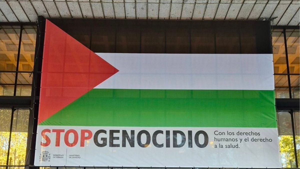 El Ministerio de Sanidad despliega una bandera palestina con el lema ‘Stop genocidio’