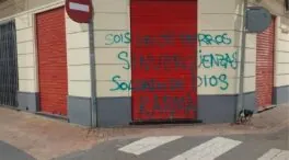 Vandalizan una sede del PSOE en Murcia con pintadas: «Sois unos perros, sinvergüenzas»