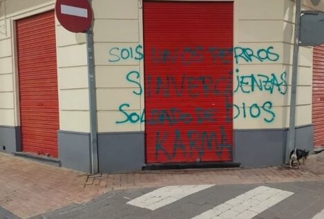 Vandalizan una sede del PSOE en Murcia con pintadas: «Sois unos perros, sinvergüenzas»