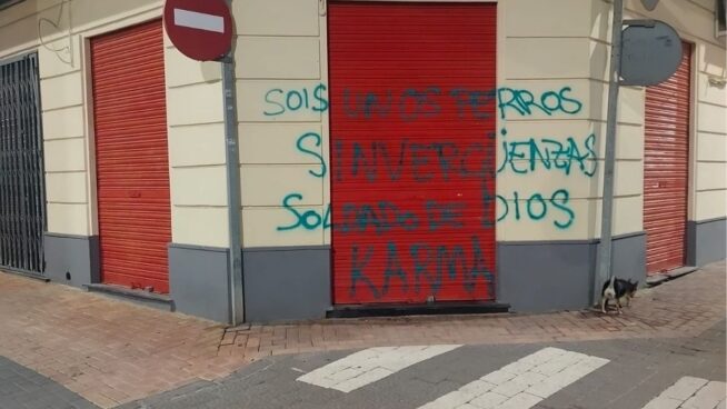Vandalizan una sede del PSOE en Murcia con pintadas: «Sois unos perros, sinvergüenzas»