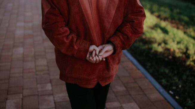 ¿Por qué caminamos con las manos hacia atrás? La ciencia tiene la respuesta