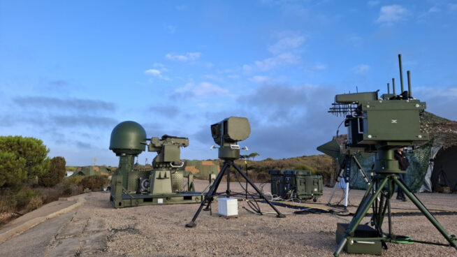 Indra exhibe su tecnología antidrones en unas maniobras del Ejército