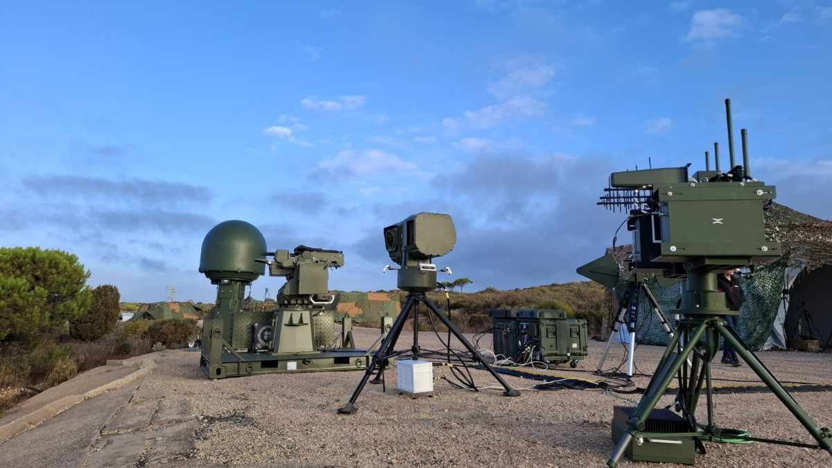 Indra exhibe su tecnología antidrones en unas maniobras del Ejército