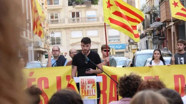 Grupos independentistas catalanes fletan autobuses para protestar contra Mazón