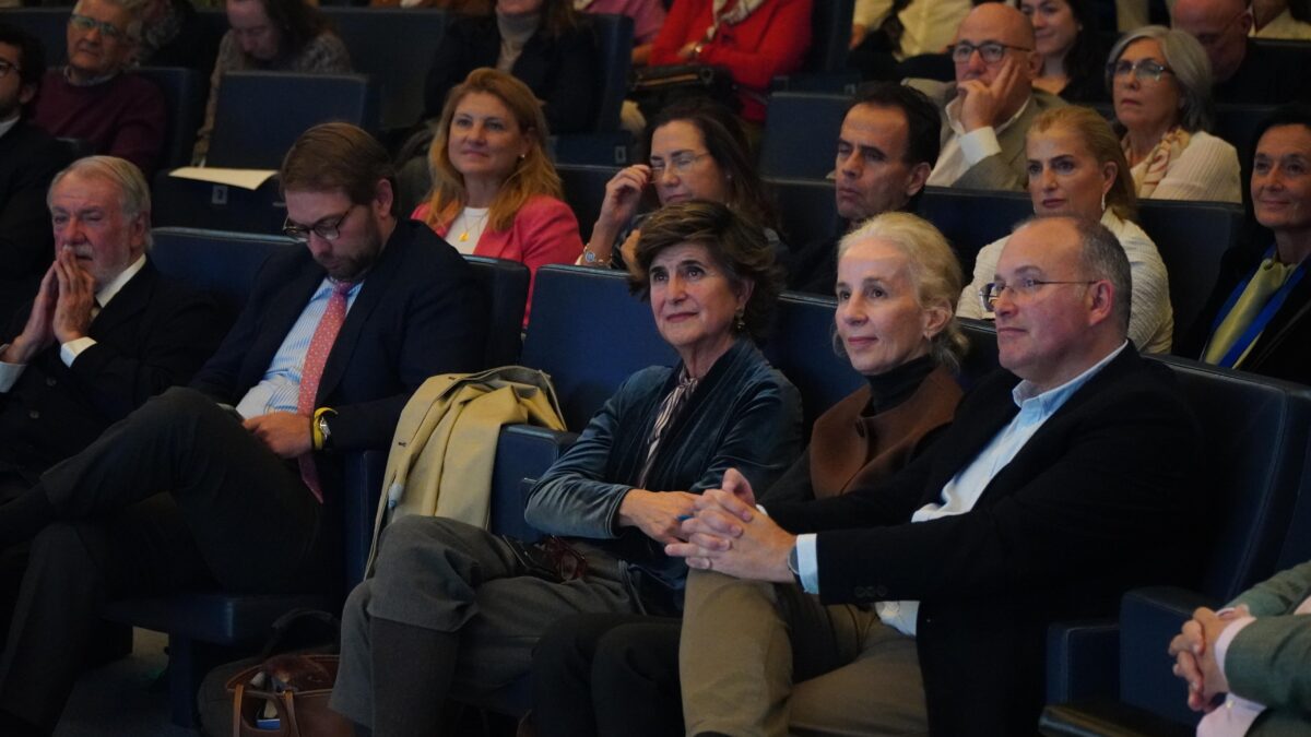 Tellado se acerca a Mayor Oreja y María San Gil en pleno debate sobre la división de la derecha