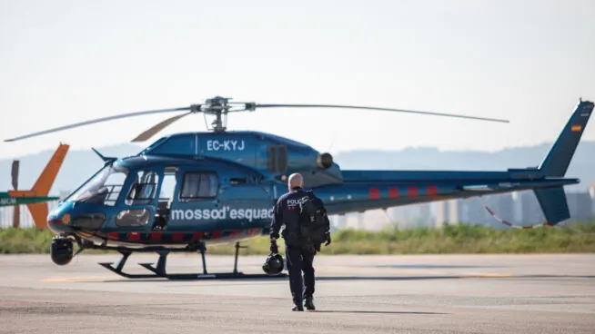 Denuncian a un hombre por apuntar con un puntero láser a un helicóptero de los Mossos