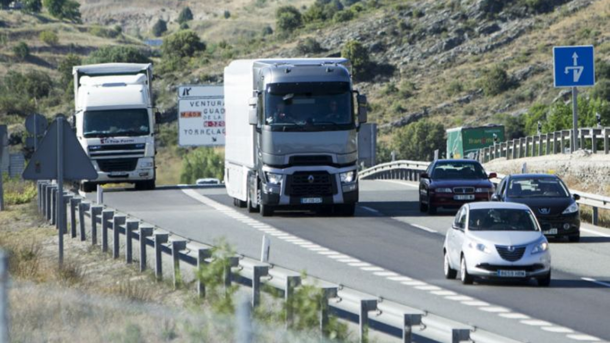 La DGT cierra la puerta al margen de 20 km/h para adelantar en carreteras convencionales