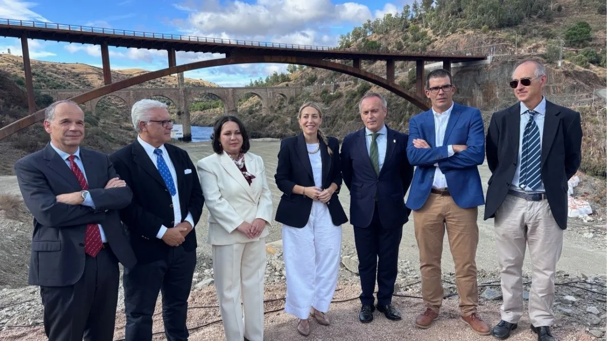 Un viaducto pone fin a la circulación de vehículos por el puente romano de Alcántara