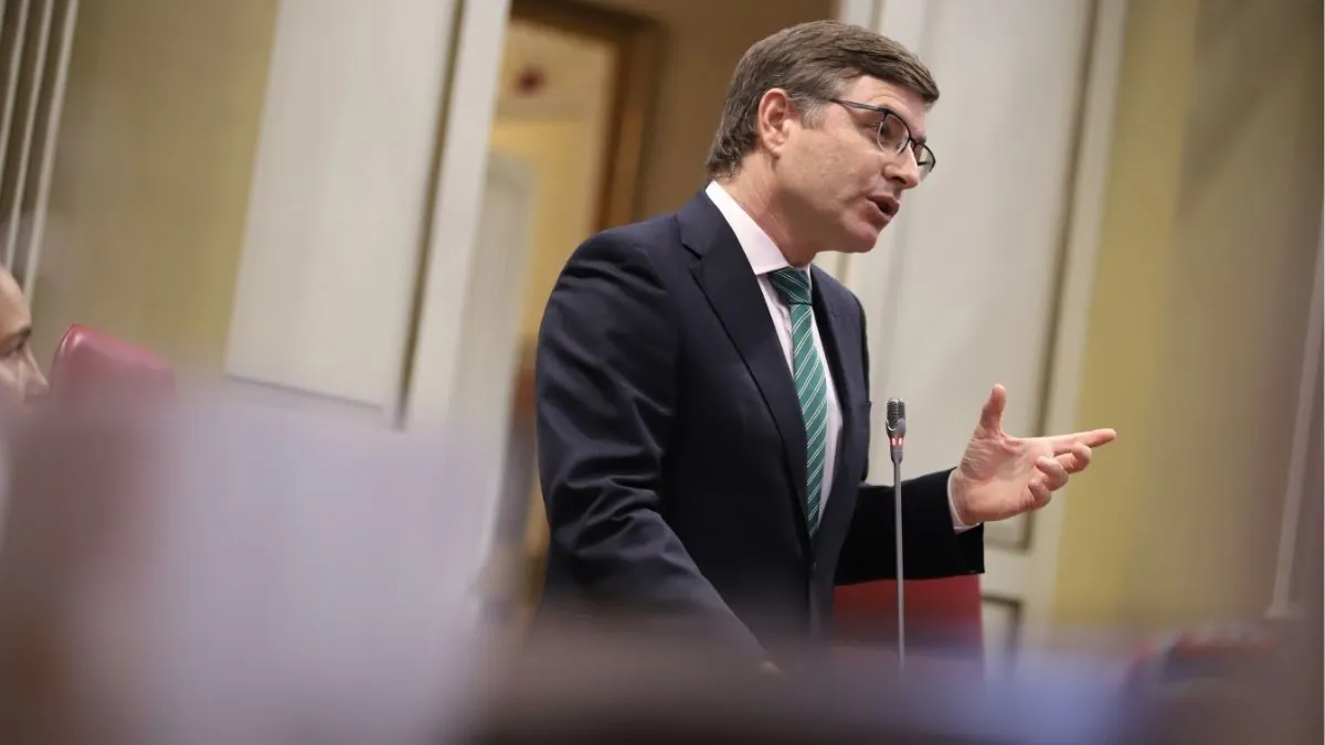 Vox se queda solo en el Parlamento de Canarias al pedir la eliminación del arraigo